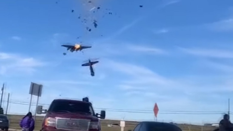 Photo of video | Momentul în care două avioane din cel de-al Doilea Război Mondial s-au ciocnit în aer în timpul unui spectacol aerian